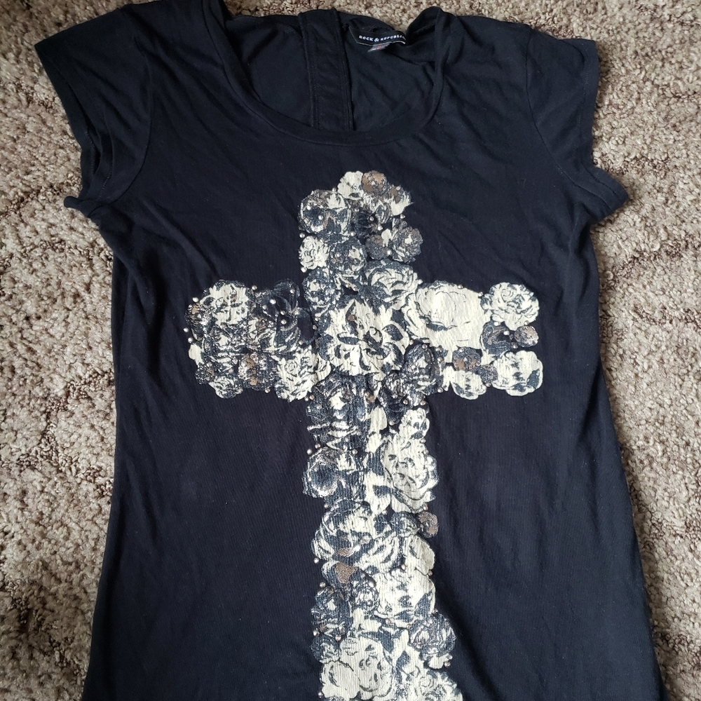 Rock and Republic Black Tee with Button Up Back Sm